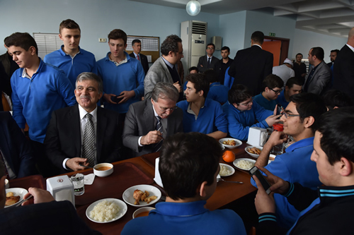 11. Cumhurbaşkanı Abdullah Gül, Beyoğlu İmam Hatip Lisesi Öğrencileri ile Öğle Yemeğinde